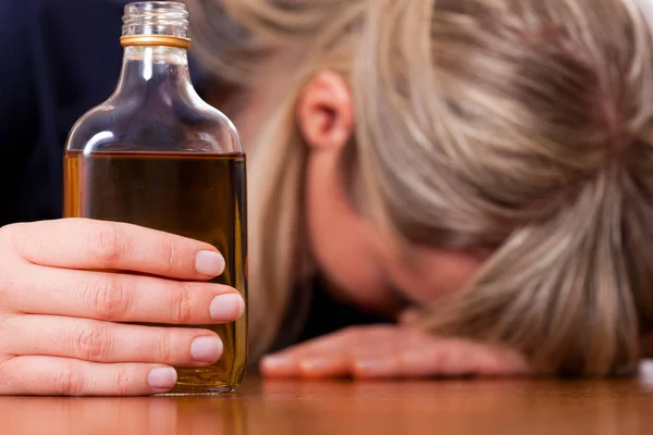 Alcohol Misbruik Vrouw Drinkt Veel Cognac — Stockfoto