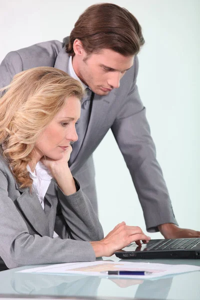 Affärsman Och Affärskvinna Tittar Laptop — Stockfoto