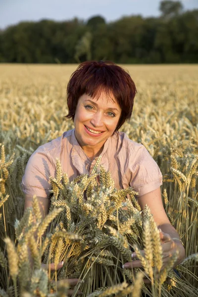 Ung Kvinna Vetefält — Stockfoto