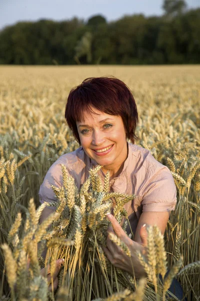 Junge Frau Einem Weizenfeld — Stockfoto