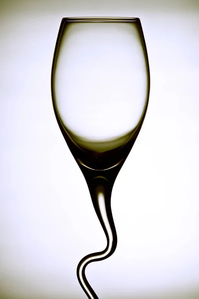 Wijnglas Dat Contrasteert Met Een Witte Ondergrond — Stockfoto