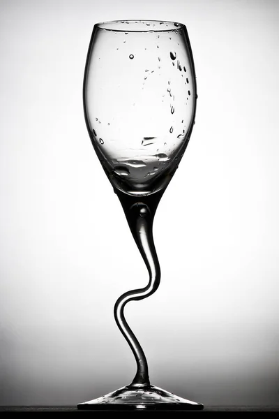Contraste Vidro Vinho Curvo Com Gotas Contra Fundo Branco — Fotografia de Stock