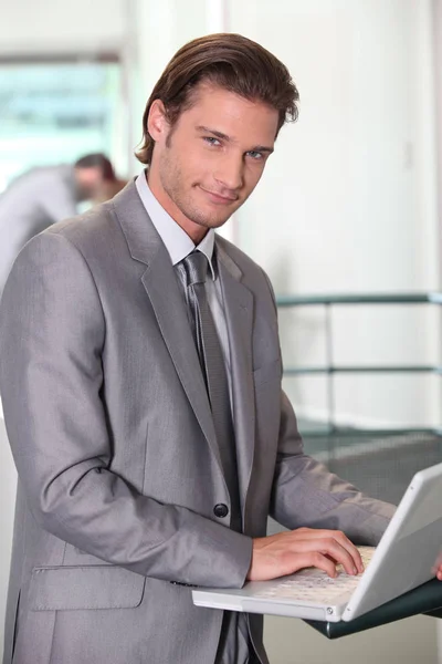 Hombre Negocios Escribiendo Ordenador Portátil —  Fotos de Stock