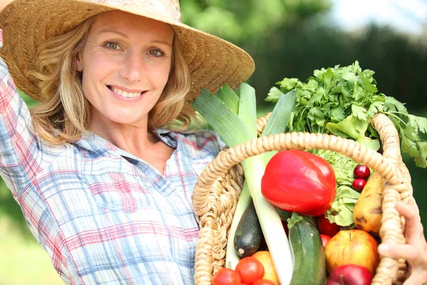 Woman Straw Hat Holding Basket Vegetables — Stock Photo, Image
