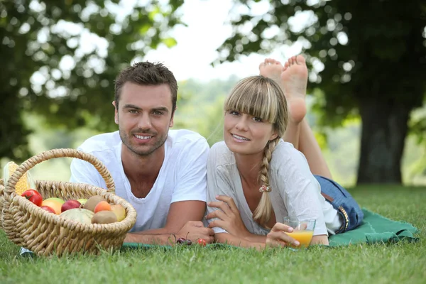 Met Een Mand Fruit Echt Paar — Stockfoto