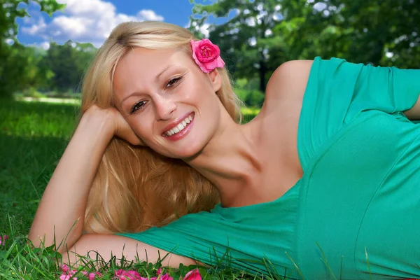Hermosa Mujer Rubia Relajarse Hierba Con Flor — Foto de Stock
