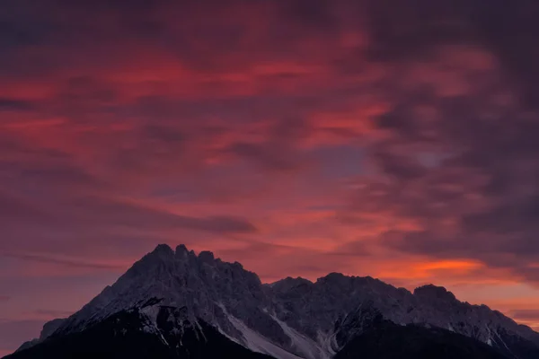 Obří Hausbót Nádherné Hory — Stock fotografie