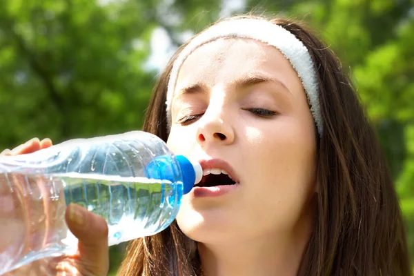 Женщина Освежается Водой Бутылки После Фитнеса Естественной Среде — стоковое фото