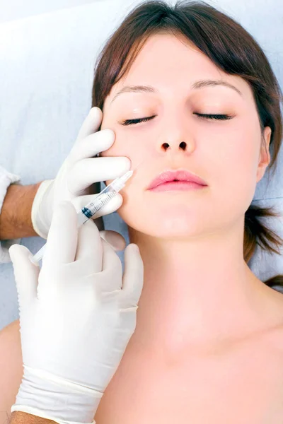 Young Caucasian Woman Receiving Injection Botox Doctor — Stock Photo, Image