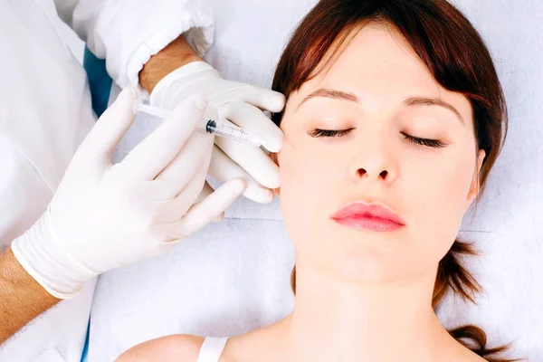 Mulher Caucasiana Jovem Receber Uma Injeção Botox Médico — Fotografia de Stock