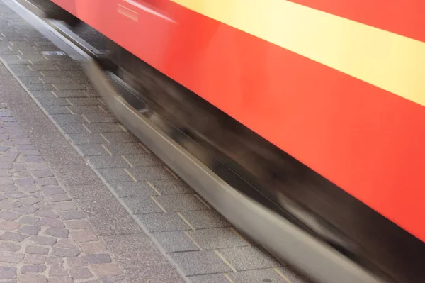 Rot Weißer Zug Unterwegs — Stockfoto