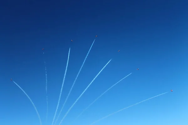 Feuerwerk Durch Rauch Von Flugzeugen Himmel Gezeichnet — Stockfoto