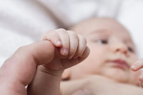 Sainte Savine Houden Vinger Van Volwassen Persoon Scherptediepte Met Focus — Stockfoto