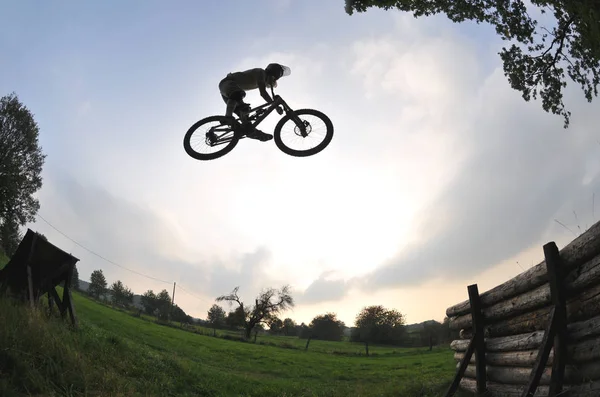 Silhouette Egy Fiatalember Végző Radikális Mountain Bike Jumping — Stock Fotó