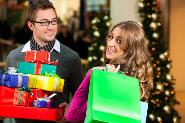 Coppia Natale Nei Grandi Magazzini Shopping — Foto Stock