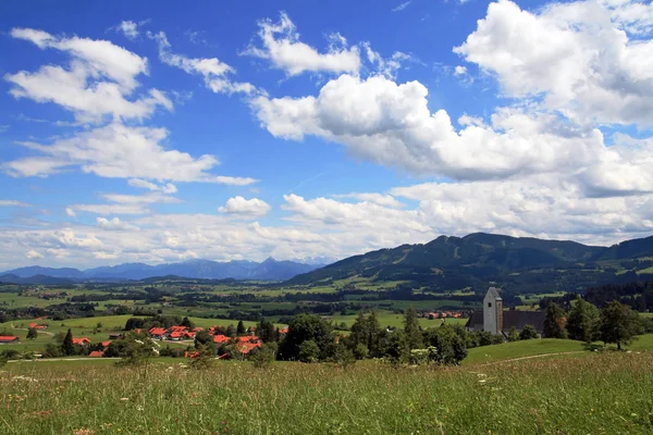 教会と自治体の山 Mittelberg — ストック写真