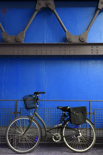 19世紀の都市環境に対するレトロな自転車 — ストック写真