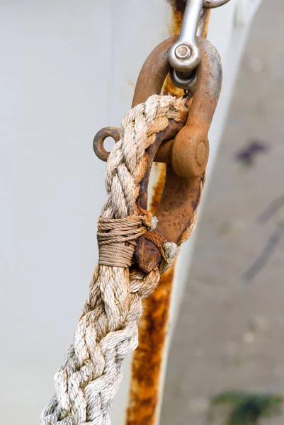 Cuerda Cáñamo Atada Grillete Oxidado —  Fotos de Stock
