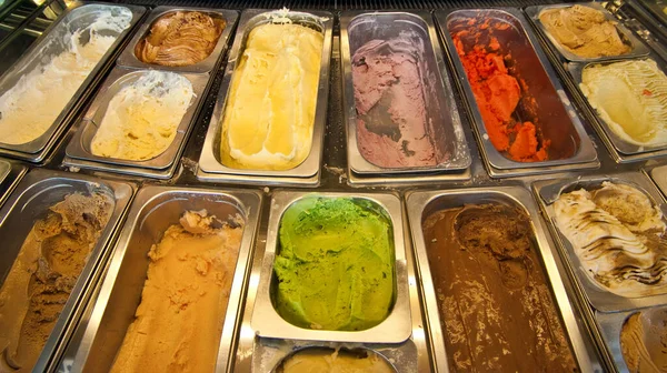 Jégkrém Bemutató Egy Fagylaltozó — Stock Fotó