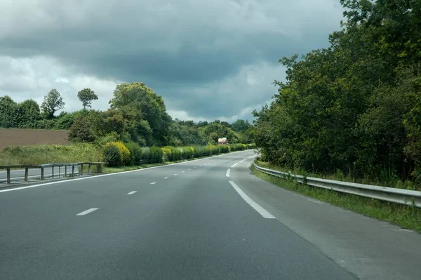 Paisaje Verde Dividido Por Una Autopista Con Cielo Amenazante —  Fotos de Stock