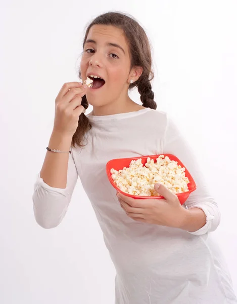 Junge Asiatische Frau Isst Popcorn Und Schaut Auf Kamera Isoliert — Stockfoto