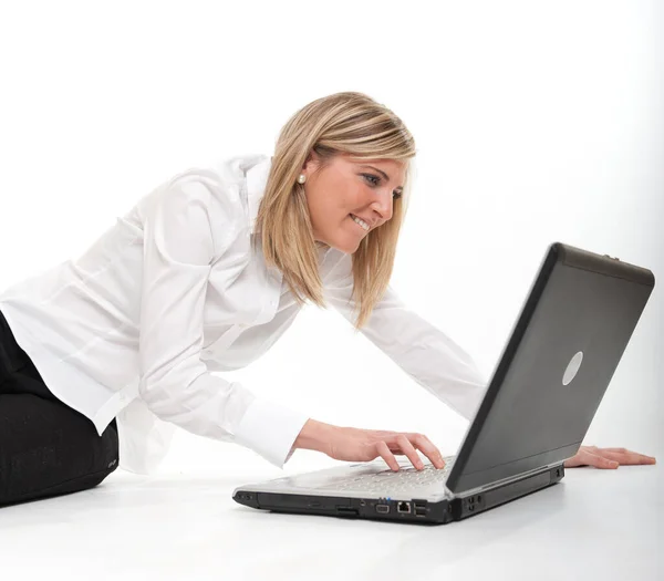 Młoda Kobieta Laptopem Izolowane Białym — Zdjęcie stockowe