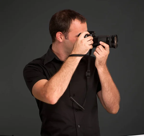 Человек Черном Фотографируется Фотоаппаратом — стоковое фото