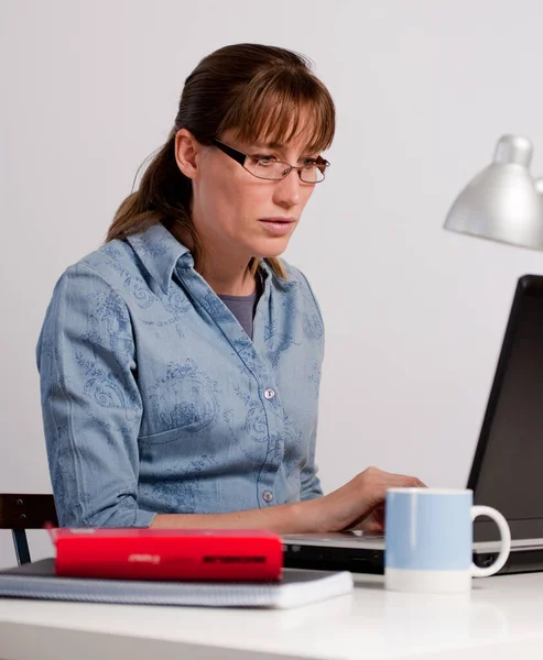 Молода Жінка Працює Столом Використовуючи Ноутбук Білому Тлі — стокове фото