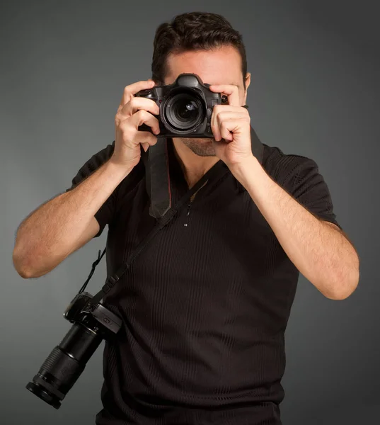 Fotógrafo Com Câmera Fundo Cinza — Fotografia de Stock