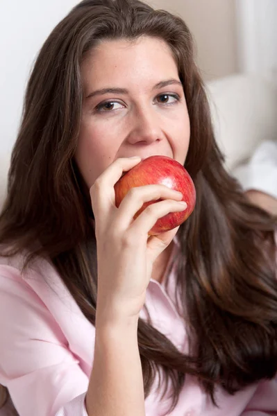 Junge Frau Isst Einen Frischen Apfel — Stockfoto
