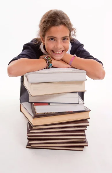 Glücklich Aussehender Student Lehnt Einem Stapel Bücher — Stockfoto