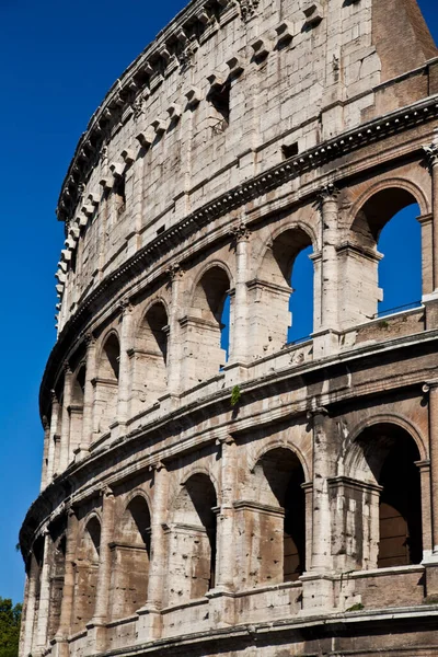 罗马竞技场的与蔚蓝的天空 城市的地标 — 图库照片
