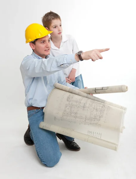 Dois Trabalhadores Construção Capacete Luvas Proteção Engenheiro Trabalhando Juntos Projeto — Fotografia de Stock