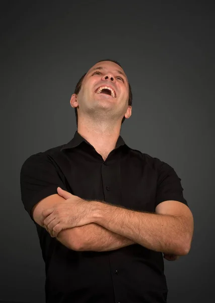 Retrato Homem Bonito Uma Camisa Preta Fundo Escuro — Fotografia de Stock