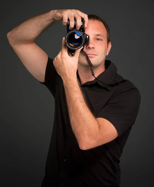 Homem Preto Tirando Uma Foto Com Uma Câmera Fotográfica — Fotografia de Stock