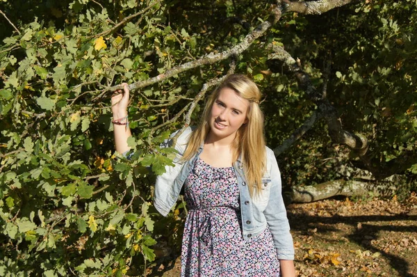 Gadis Muda Posing Dengan Pohon Oak — Stok Foto