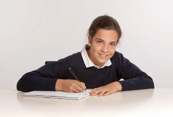 Retrato Joven Estudiante Que Escribe Cuaderno — Foto de Stock
