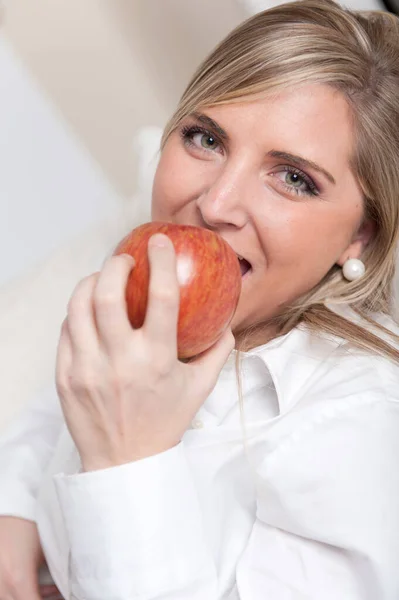 Woman Eating Apple Kitchen — Stock Photo, Image