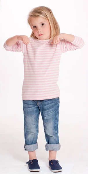 Mała Urocza Dziewczyna Stylowe Ubrania Pozowanie Przed Kamerą — Zdjęcie stockowe