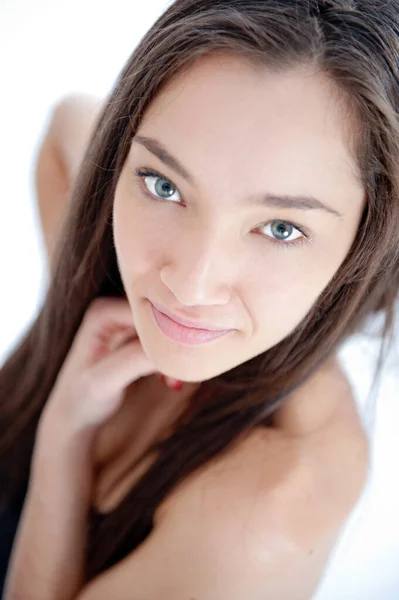 Atraente Jovem Mulher Posando Câmera Fundo Branco — Fotografia de Stock