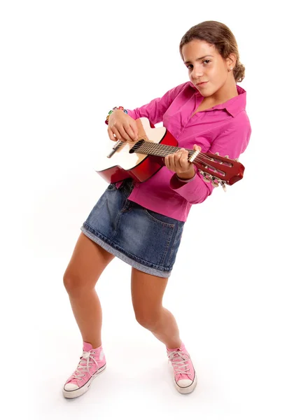Ung Flicka Spelar Gitarr Mot Vit Bakgrund — Stockfoto