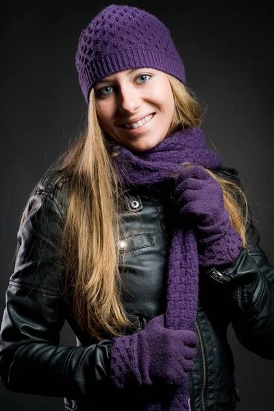 Deri Ceketli Şapkalı Atkılı Eldivenli Kadın — Stok fotoğraf