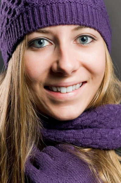 革のジャケット スカーフ 手袋を持つ女性 — ストック写真
