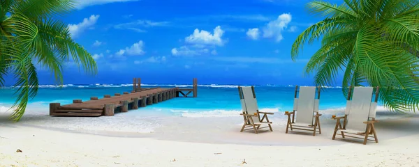 Renderingu Piaszczystej Plaży Palmami Turkusowa Woda Trzy Leżaki Koktajle Drewnianym — Zdjęcie stockowe