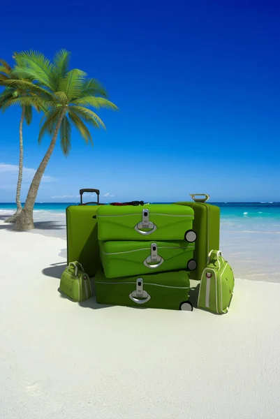Σωρό Από Πράσινα Αποσκευές Μια Τροπική Παραλία — Φωτογραφία Αρχείου