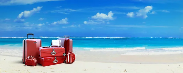 Στοίβα Κόκκινων Αποσκευών Τροπική Παραλία — Φωτογραφία Αρχείου