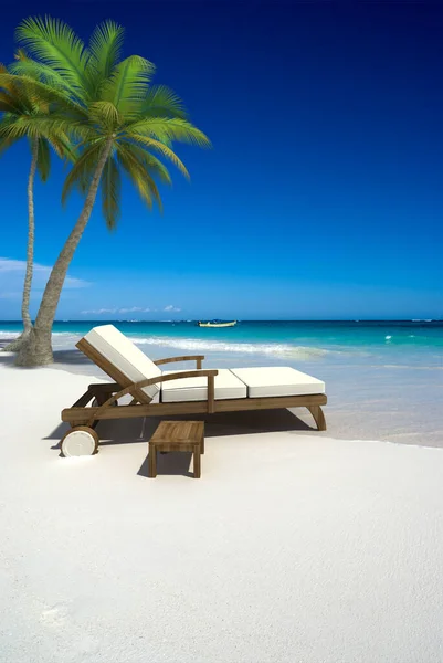 Liegestuhl Und Tisch Wasser Einem Tropischen Strand — Stockfoto