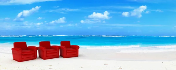 Trzy Czerwone Kanapy Klubowe Idyllicznej Plaży Białym Piaskiem Błękitną Wodą — Zdjęcie stockowe