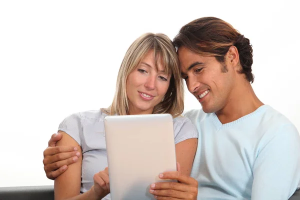 Couple Websurfing Electronic Tablet Home — kuvapankkivalokuva