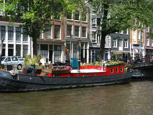 Amsterdam Häuser Und Hausboot — Stockfoto
